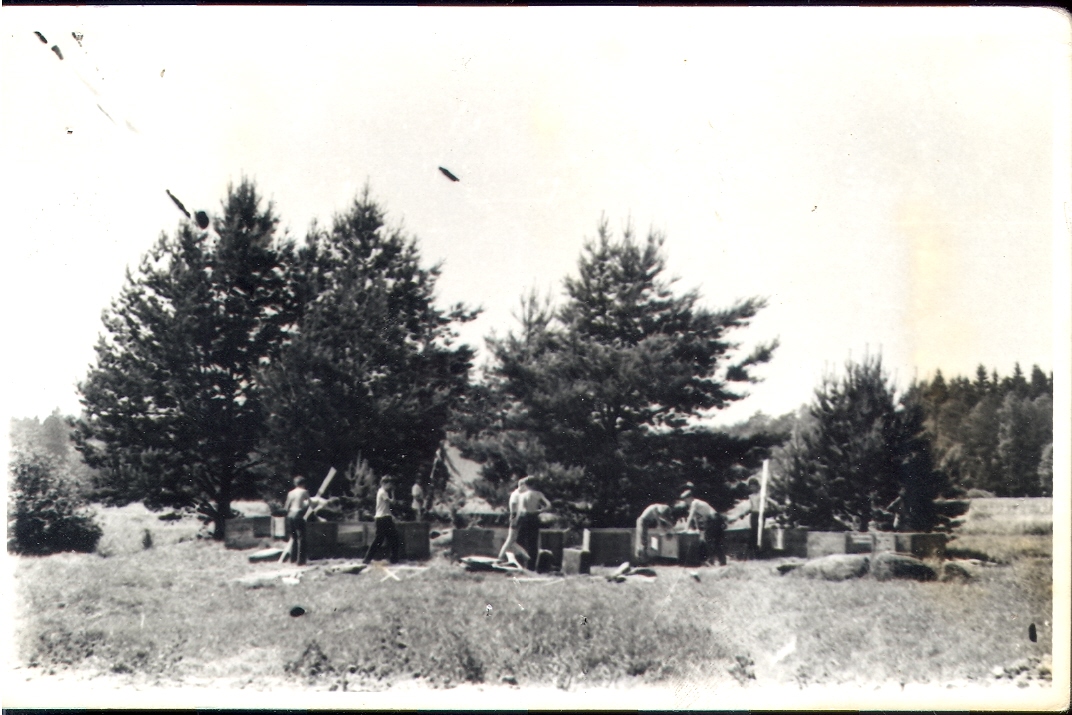 Kadeti I. běhu staví stany podsady v Borovičkách, fotograf stojí zády k
dnešní marodce. Stromy v pozadí jsou tytéž, jako ty co stojí v... Kadeti I. běhu staví stany podsady v Borovičkách, fotograf stojí zády k
dnešní marodce. Stromy v pozadí jsou tytéž, jako ty co stojí v...