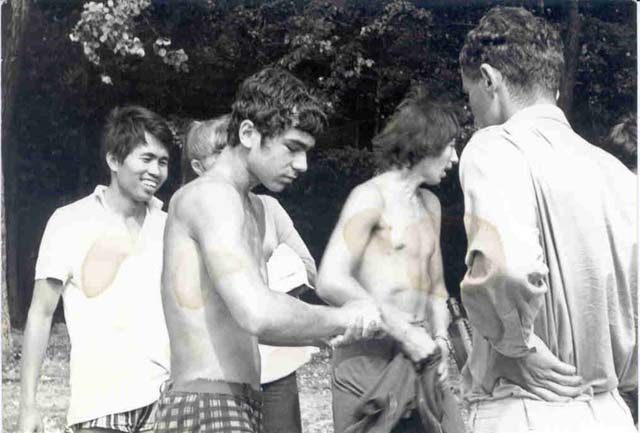 (od leva) Mya Than, Hádě,  kormidelník Oldřich, Had