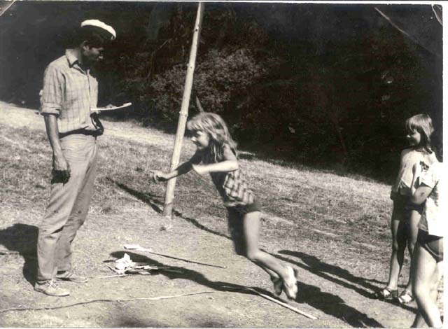 Mya Than měří skok snožmo