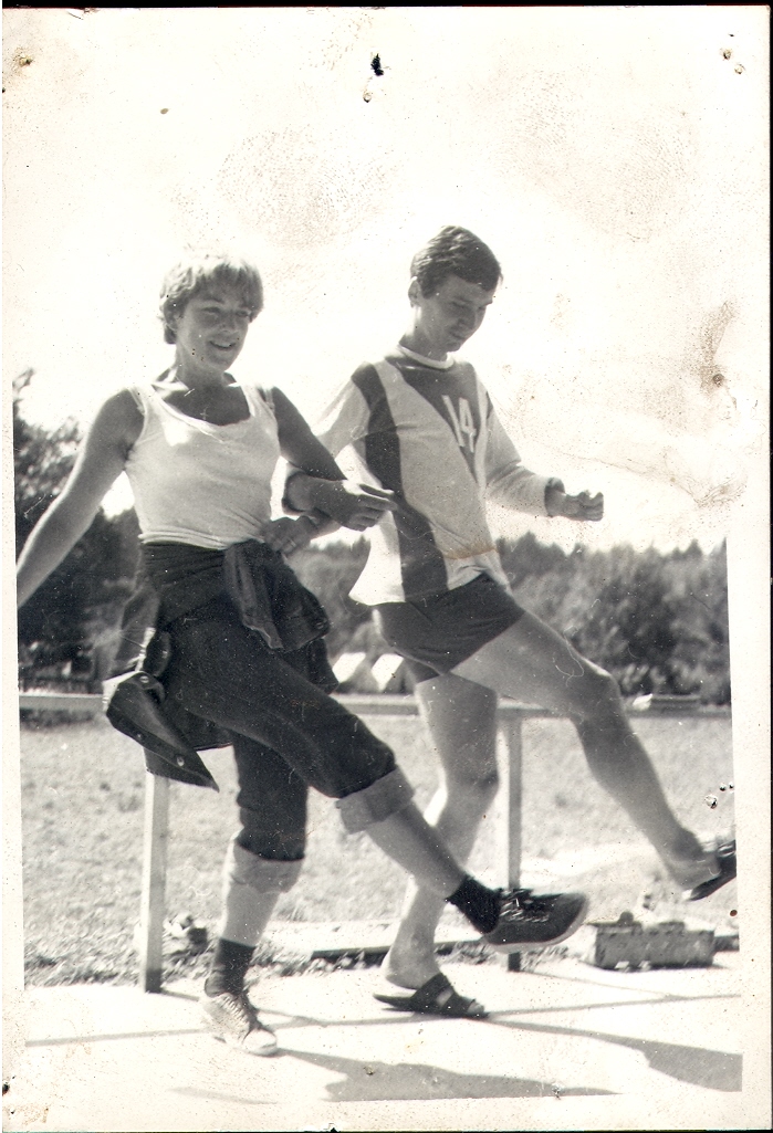 Admirál Had, ještě nesehnutý stářím, zkouší kroky s admirálkou...