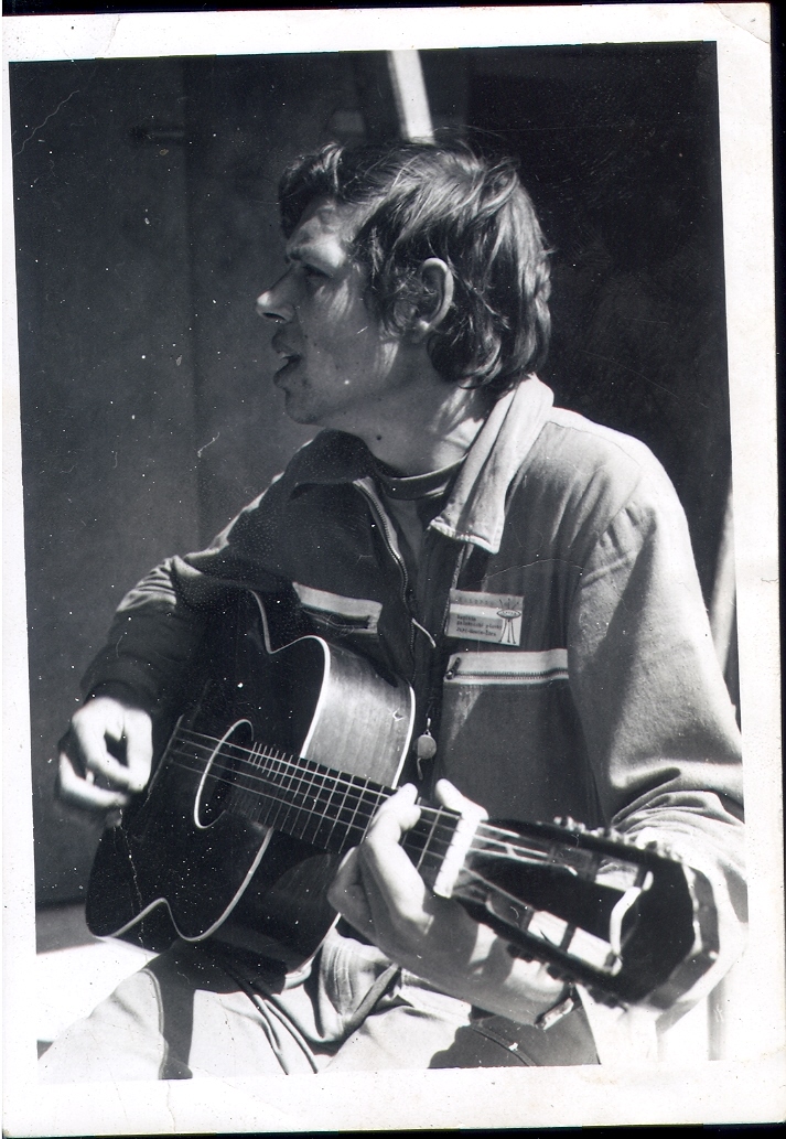 Admirál Múwín (tehdy kapitán) hraje na kytaru k tanci melodii písně... Admirál Múwín (tehdy kapitán) hraje na kytaru k tanci melodii písně...